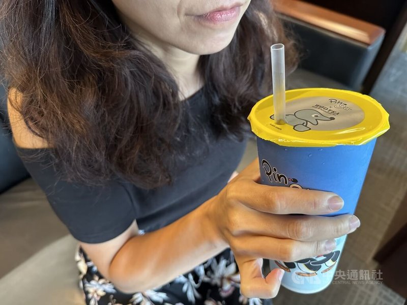 台中市有男子平常幾乎都不喝水,每天都靠喝2杯手搖飲補充水份,後來出現血尿,就醫為急性腎盂腎炎,引發敗血症,還住進加護病房。圖為示意圖,非當事人。中央社記者趙麗妍攝 114年6月13日