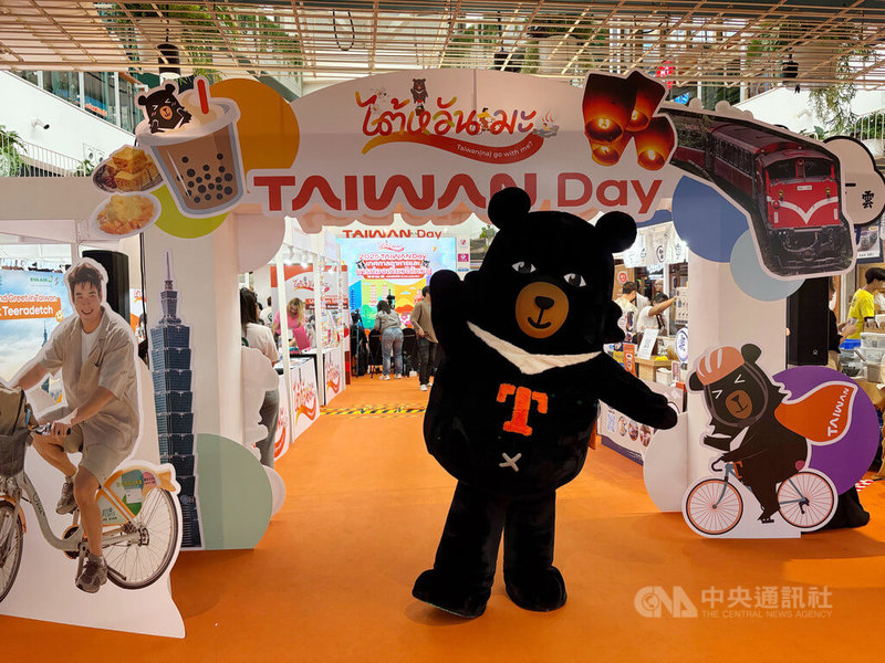 台灣交通部觀光署曼谷辦事處舉辦的「2025 Taiwan Day 台灣旅遊美食市集」在曼谷鬧區百貨公司登場,邀請泰國民眾品嘗台灣美食和體驗台灣文化。中央社記者呂欣憓曼谷攝 114年6月13日