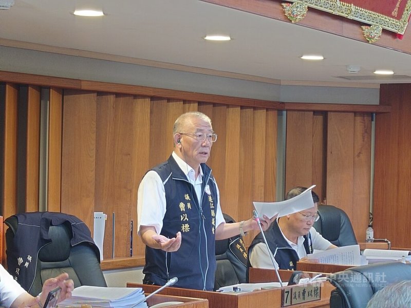無黨籍連江縣議員曹以標(中)13日在議會質詢時要求縣府應與軍方協調,將例行性火砲射擊作為馬祖觀光特色,例如情人節火砲射擊或雙十節火砲射擊等,吸引民眾到馬祖觀光。中央社記者潘欣彤攝 114年6月13日