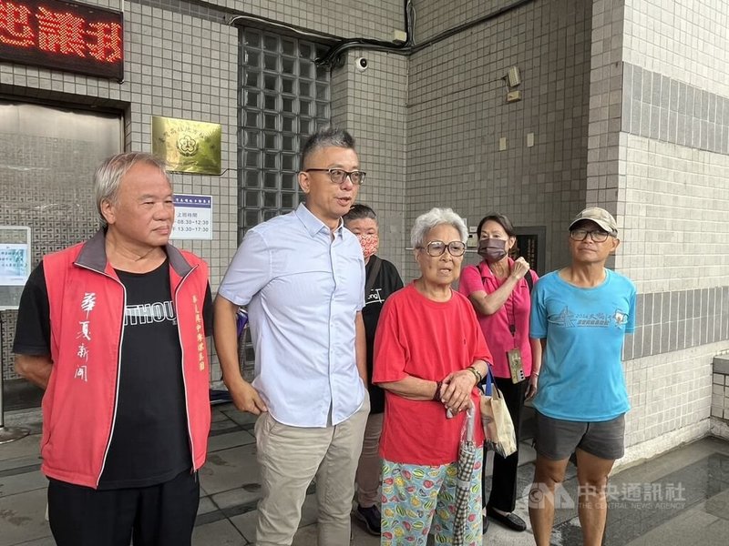 推動罷免民進黨立委「雙罷劫總部」成員13日在高雄地檢署門口舉行記者會,宣布因兩罷免案的2階連署書份數都未能達標,14日將不會送件。中央社記者林巧璉攝 114年6月13日