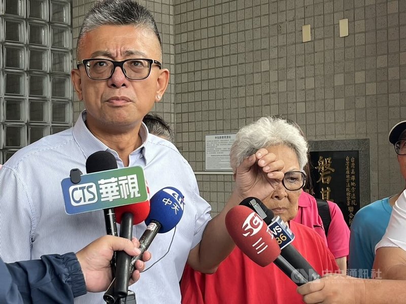 民進黨立委許智傑罷免案領銜人朱磊(左)13日在記者會中表示,14日為罷免連署送件截止日,選委會要求在本日下班前確認是否送件,經評估,因連署書還差數千份,「綜合各種因素考量,我們決定不再堅持送件」。中央社記者林巧璉攝 114年6月13日