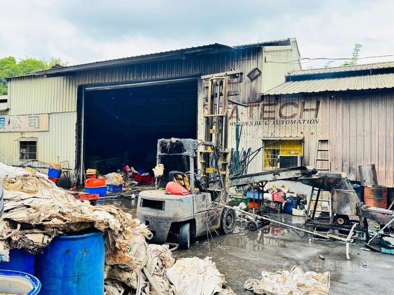 桃園市蘆竹區南山路一段一處飼料廠13日疑似發生氣爆,燃燒戶外廚餘飼料處理設備、面積約20平方公尺,造成6人嚴重燒燙傷送醫、無人死亡。事故原因仍待調查釐清。(翻攝照片)中央社記者葉臻傳真 114年6月13日