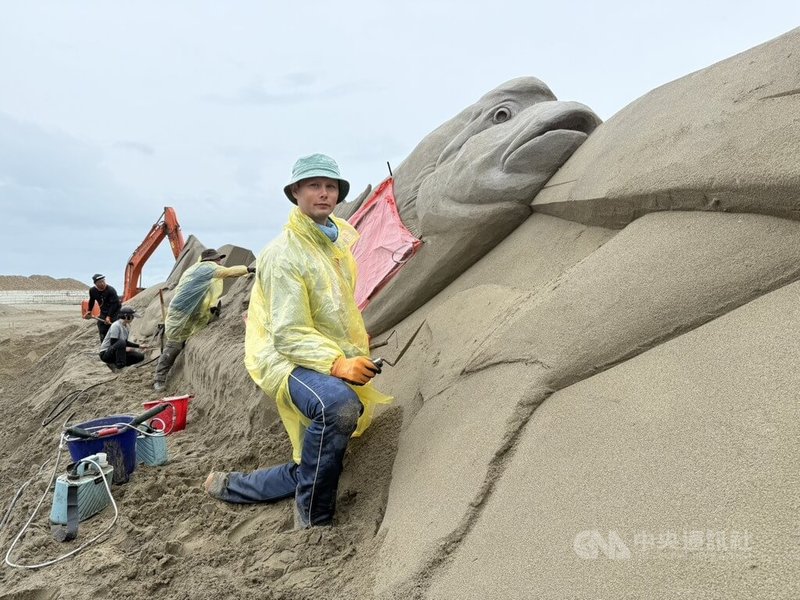 2025苗栗通霄沙雕藝術節7月將登場,今年以「逍遙沙城」為活動主題,特邀烏克蘭、印度、加拿大、日本、馬來西亞、蒙古等國家的8名國際沙雕師來台共同創作主雕「永續與和平」。中央社記者管瑞平攝 114年6月13日