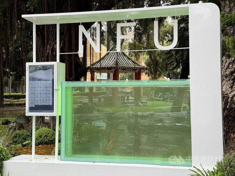 教育部支持虎尾科技大學在校內建置「微藻固碳系統」(圖),可透過微藻光合作用吸收空氣中的二氧化碳,達到碳捕捉與水質淨化效果,也能回收生質資源再利用。中央社記者蔡智明攝 114年6月13日