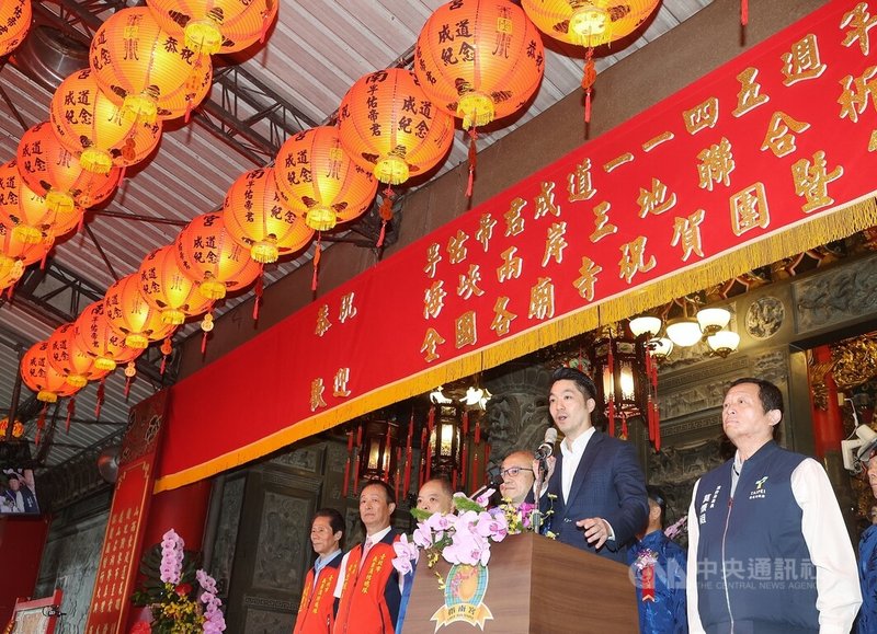 台北市長蔣萬安(右2)13日出席指南宮慶祝孚佑帝君成道1145週年紀念三獻大典,不忘向指南宮表達感謝,期待雙方持續攜手優化公共設施,讓市民更便利地親近自然,並誠心祈求台灣國泰民安、風調雨順。中央社記者郭日曉攝 114年6月13日