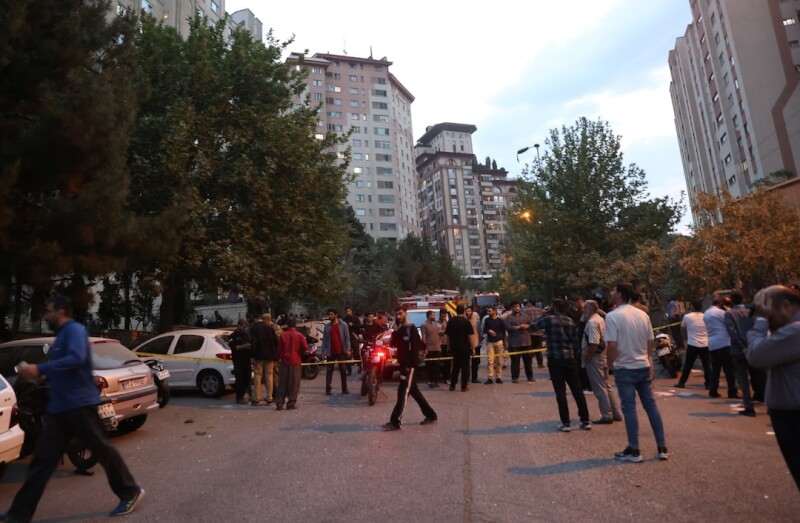 以色列13日攻擊伊朗後,伊朗首都德黑蘭民眾聚集在街上。(路透社)