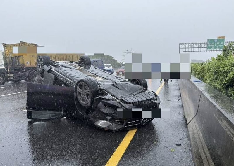 疑受大雨影響,國道1號中山高北上彰化路段13日上午發生車禍,施姓男子駕駛自小客車為閃避變換車道的車輛,失控自撞內側護欄後翻車。(警方提供)中央社記者吳哲豪傳真 114年6月13日