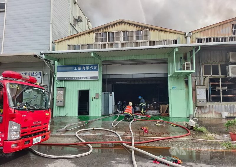 新北市八里區忠孝路工廠區13日上午發生火警,消防局表示總計波及5間工廠,包括金屬表面處理、科技公司、倉庫等,經搶救後撲滅火勢。(翻攝畫面)中央社記者黃旭昇新北傳真 114年6月13日