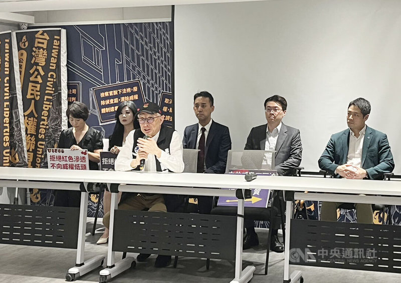 前聯電董事長、反共護台聯盟志工曹興誠(前)13日宣布成立組成「反共律師團」,協助遭法律與人身威脅的罷團。中央社記者賴于榛攝 114年6月13日