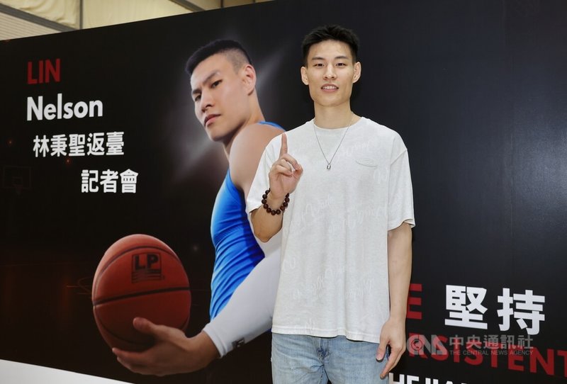效力中國男子籃球職業聯賽(CBA)浙江廣廈的台灣籃球員林秉聖13日舉行返國記者會,他表示接下來會參加國內瓊斯盃及後續亞洲盃,希望用自己的經驗和實力,幫助台灣男籃取得好成績。中央社記者張皓安攝 114年6月13日