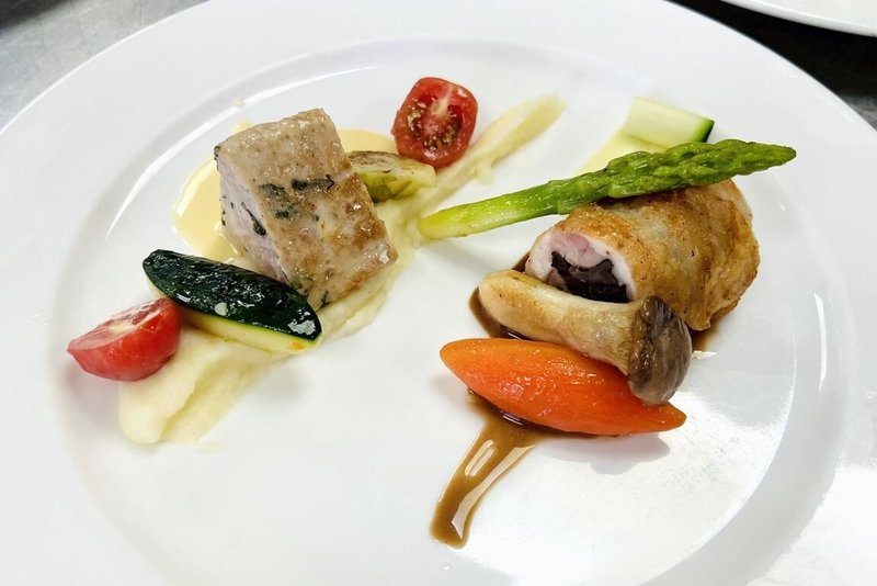 弘光科技大學餐旅管理系大一學生黃偉博參加香港國際美食大獎比賽,雞肉主菜奪銀牌。(弘光科大提供)中央社記者趙麗妍傳真 114年6月13日
