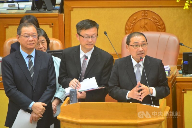 新北市長侯友宜(前右)13日接受市議會市政總質詢,與備詢的教育局長張明文(前中)、警察局長廖訓誠(前左)、衛生局長陳潤秋(後),就電子煙、毒品氾濫提出說明。中央社記者黃旭昇新北攝 114年6月13日