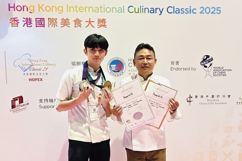 弘光科大大一學生黃偉博(左)挑戰雞肉、鱈魚主菜2項現場賽,分別獲得銀牌、銅牌,與指導老師吳胤瑱(右)開心合影。(弘光科大提供)中央社記者趙麗妍傳真 114年6月13日