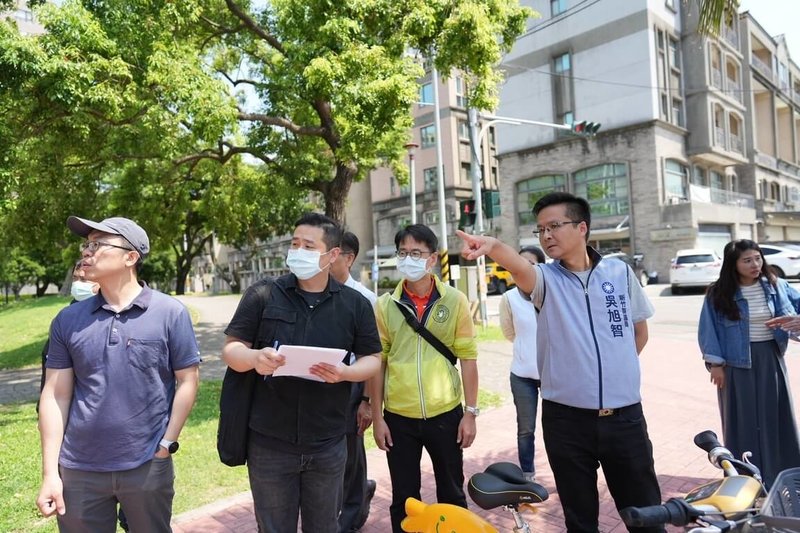 為疏解校園周邊壅塞,新竹縣政府交通旅遊處13日表示,嘉豐國小公有地下停車場自16日起,上下學尖峰時段提供30分鐘內免費停車。國民黨縣議員吳旭智(右2)表示,接送學童需時間與彈性,為此多次與縣府協商,促成優惠措施。(吳旭智提供)中央社記者郭宣彣傳真 114年6月13日
