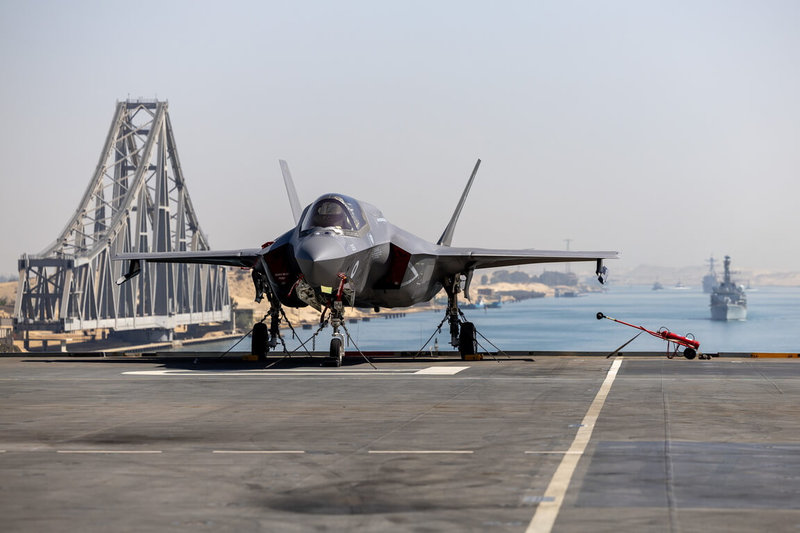由英國先進航空母艦「威爾斯親王號」領軍的航艦打擊群5月24日穿越埃及蘇伊士運河,經紅海往印太區域挺進。圖為穿越蘇伊士運河期間,「威爾斯親王號」艦載第5代戰機F-35、以及隨「威爾斯親王號」航行的打擊群編隊軍艦。(英國國防部提供)中央社記者陳韻聿倫敦傳真 114年6月13日