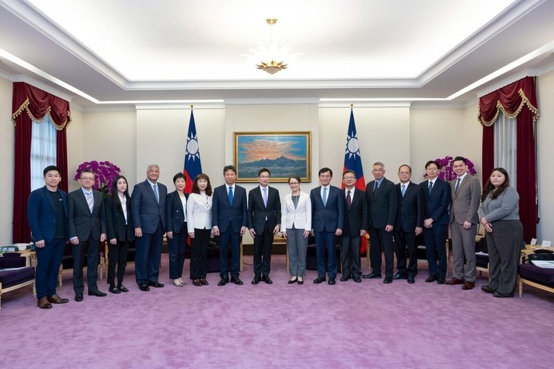 副總統蕭美琴(右8)13日上午接見「中華民國創業投資商業同業公會」時表示,政府全力打造「創新創業雨林生態系」,期盼未來業界能與政府攜手,提升台灣整體新創投資環境。(總統府提供)中央社記者溫貴香傳真 114年6月13日