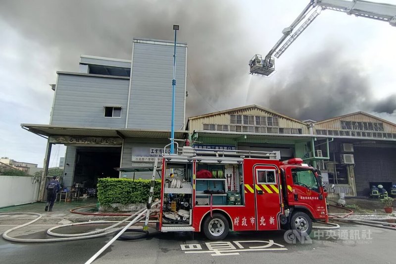 新北市八里區忠孝路工廠區13日上午發生火警,消防局說明總計波及5間工廠,經出動200多人搶救後撲滅火勢。(翻攝畫面)中央社記者黃旭昇新北傳真 114年6月13日