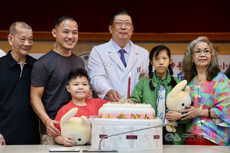 兩位自出生即罹患新生兒膽道閉鎖症的孩童,歷經他國手術失敗、生命垂危,轉往台大醫院接受活體肝臟移植,重獲新生。歷經10年後,兩位病童13日再次回到台灣,與大家分享重生的喜悅。中央社記者王飛華攝 114年6月13日
