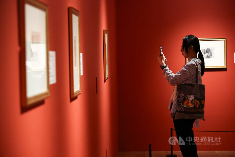「從印象派到現代主義-美國大都會博物館名作展」14日起將在國立故宮博物院開展,13日下午舉行開幕記者會,展出來自大都會博物館的81件作品,吸引觀展者駐足欣賞、拍照留念。中央社記者翁睿坤攝 114年6月13日