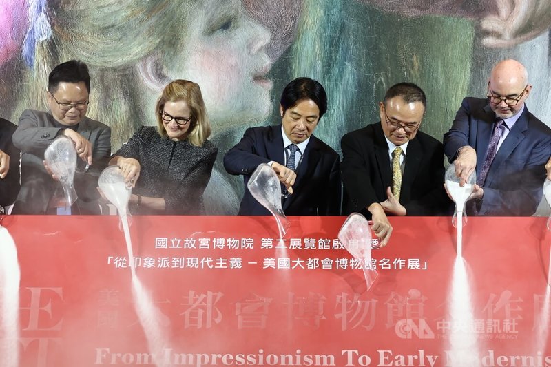 「美國大都會博物館名作展」開幕記者會13日下午在台北國立故宮博物院第2展覽館舉行,總統賴清德(中)出席與國立故宮博物院院長蕭宗煌(右2)、AIT美國在台協會處長谷立言(Raymond Greene)(右1)等貴賓一同倒沙為展覽揭開序幕。中央社記者翁睿坤攝 114年6月13日