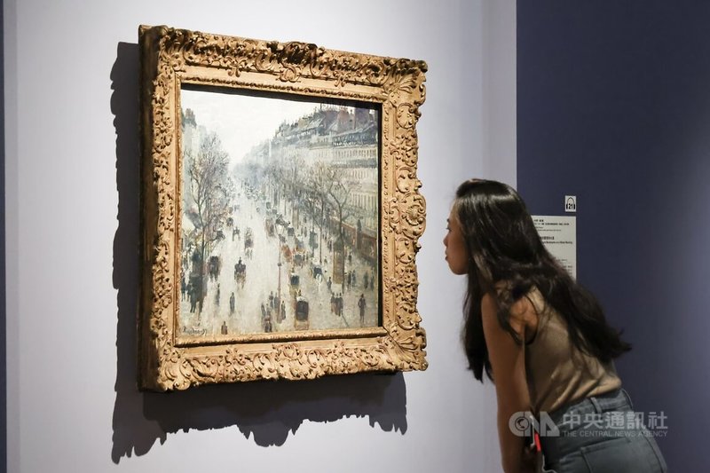 「美國大都會博物館名作展」將自14日起在故宮第2展覽館正式登場,展區呈現印象派畫家畢沙羅(Camille Pissarro)作品「冬天早晨的蒙馬特大道」等經典畫作,吸引民眾參觀。中央社記者翁睿坤攝 114年6月13日