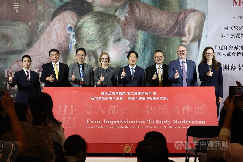 「美國大都會博物館名作展」開幕記者會13日下午在台北國立故宮博物院第2展覽館舉行,總統賴清德(右4)出席與國立故宮博物院院長蕭宗煌(右3)、AIT美國在台協會處長谷立言(Raymond Greene)(右2)、美國大都會博物館展覽暨國際倡議副總監霍頓(Quincy Houghton)(右)等貴賓一同比讚合影留念。中央社記者翁睿坤攝 114年6月13日
