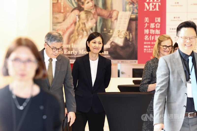 「美國大都會博物館名作展」開幕記者會13日在故宮博物院第2展覽館舉行,前總統馬英九女兒馬唯中(後中)以大都會博物館亞洲藝術部副主任身分出席。中央社記者翁睿坤攝 114年6月13日