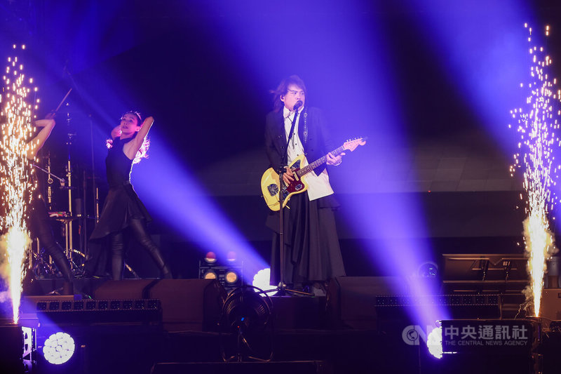 「伍佰 & China Blue Rock Star2演唱會–台北站」13日晚間在台北小巨蛋登場,搖滾天王伍佰(中)開場連唱多首歌曲,氣氛超嗨。中央社記者王騰毅攝 114年6月13日