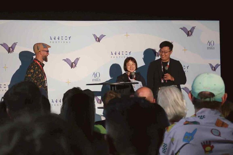 2025年安錫動畫影展暨市場展（Annecy Film Festival & Mifa）頒獎典禮於台灣時間13日凌晨舉行，台灣VR作品「心靈永動機」（Poems of Life）獲得The Booster by United XR Europe Prize獎項，由製片鄭怡萍（中）、動畫場景設計程威誌（右）領獎。（簡單映相團隊提供）中央社記者王寶兒傳真  114年6月13日