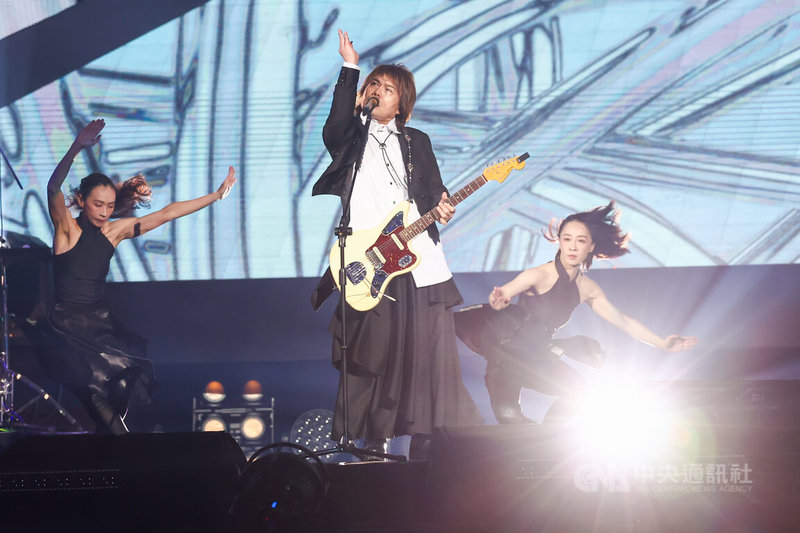 搖滾天王伍佰(中)第7度站上台北小巨蛋,13日起連續3天舉辦「Rock Star 2」演唱會與粉絲同歡,他在演唱中加入即興舞蹈演出,炒熱氣氛。中央社記者王騰毅攝 114年6月13日