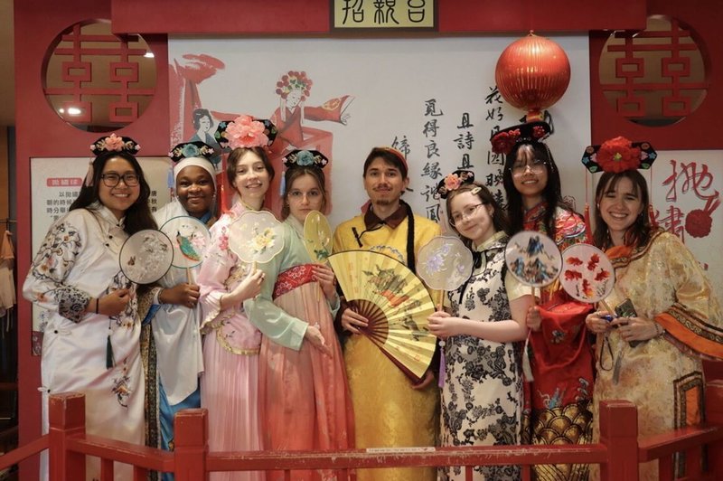 加拿大邁索納沃學院學生6月在台沉浸式學習華語,因適逢端午節,學生們也參與中華舞蹈、捏麵人、書法與香包製作等文化體驗系列活動。(駐加代表處提供)中央社記者胡玉立多倫多傳真 114年6月13日