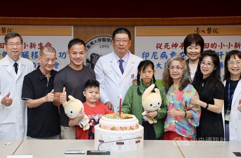 兩位自出生即罹患新生兒膽道閉鎖症的孩童,歷經他國手術失敗、生命垂危,轉往台大醫院接受活體肝臟移植,重獲新生。歷經10年後,兩位病童13日再次回到台灣與大家分享重生的喜悅。台大醫院為孩童準備蛋糕慶祝喜獲新生。中央社記者王飛華攝 114年6月13日