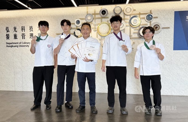 弘光科大餐系4名學生參加香港國際美食大獎比賽,榮獲2面銀牌、3面銅牌,感謝指導老師吳胤瑱(中)用心指導。中央社記者趙麗妍攝 114年6月13日
