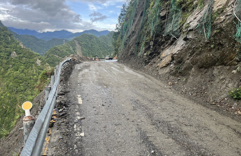 中橫公路台8線157.7公里處豁然亭坍方路段，13日清晨落石情形減緩，經公路局人員搶修，提前於上午8時搶通。（公路局提供）中央社記者張祈傳真  114年6月13日