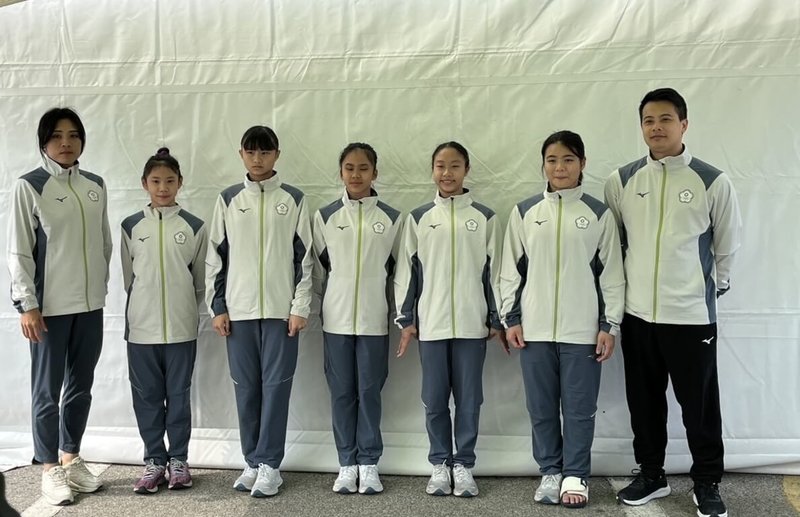 2025亞洲青少年競技體操錦標賽在韓國堤川舉行,台灣小將13日在女子團體賽拿下第4名、無緣頒獎台,與第3名僅差0.633分,教練林祥威(右)也感到相當可惜。(林祥威提供)中央社記者黎建忠傳真 114年6月13日