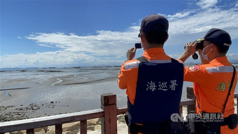 圖為金門海巡隊監控金門北方馬山附近海域船隻。(中央社檔案照片)