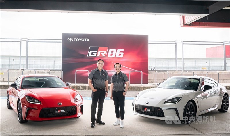 圖左為和泰汽車總經理蘇純興。 (中央社檔案照片)