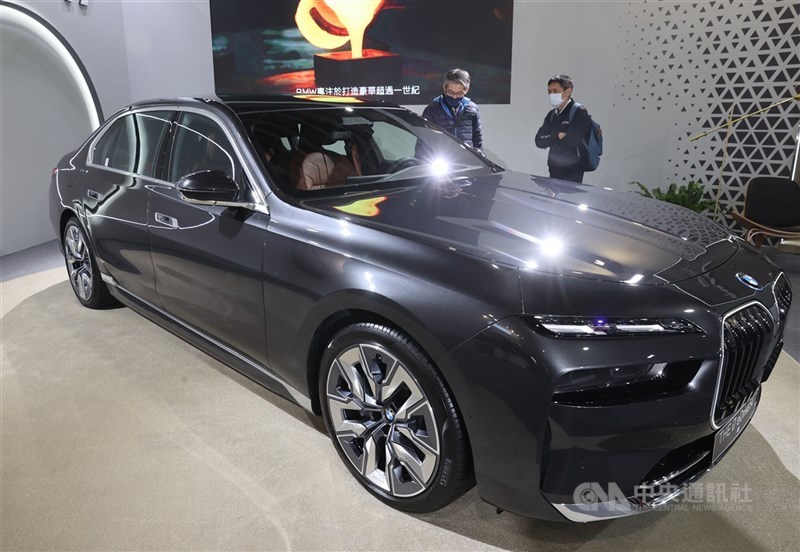 圖為品牌BMW推出純電旗艦房車。 (中央社檔案照片)