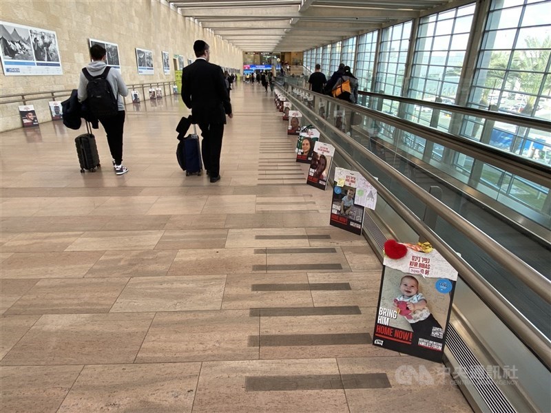 圖為以色列班古里昂機場(Ben Gurion Airport)通往出境大廳通道。 (中央社檔案照片)