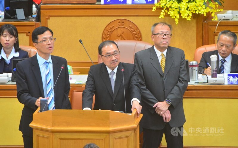新北市長侯友宜(前中)13日率人事處長林正壹(前右)、城鄉發展局長黃國峰(前左)列席議會備詢,針對議員質詢離職率、都市更新等議題做出回應。中央社記者黃旭昇新北市攝 114年6月13日