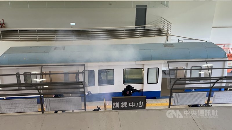 警政署反恐訓練中心特勤人員模擬在建築物內部、捷運車廂中排除威脅、解救人質,動作迅速確實一氣呵成。中央社記者葉臻攝 114年6月13日