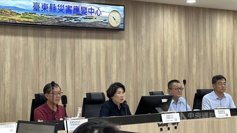 台東海岸線約176公里,近1年半發生45名溺水案。台東縣政府13日召開海域搜救分工會議,縣長饒慶鈴(左2)盼由海巡建立指揮所統籌海域救災;海巡署東部分署主任秘書羅弘熙(右2)則認為指揮所建立各縣市作法不同,因此還要協調,統籌部分則有待商榷。中央社記者盧太城台東攝 114年6月13日