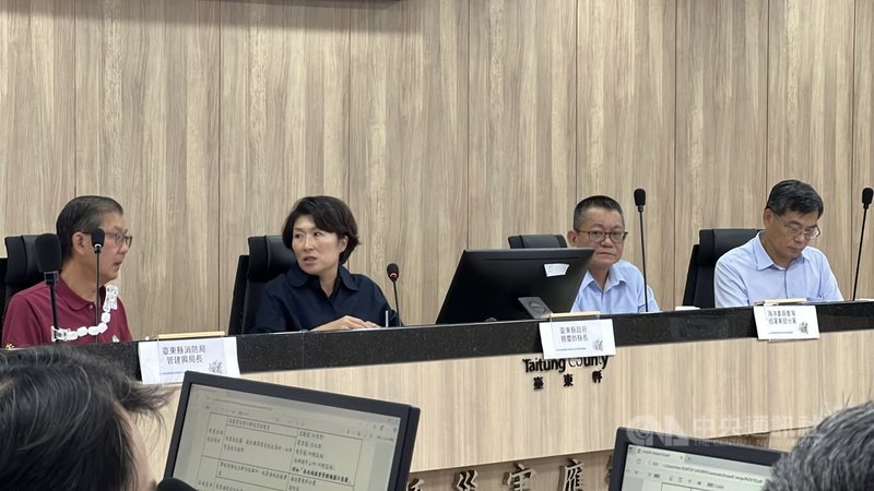台東縣自3月迄今共發生8起海域溺水事件,導致10人死亡或失蹤、1人受傷;從2024年初至今已有45人溺水。台東縣政府13日邀中央、地方相關人員舉行海域溺水意外事故策進會議,由台東縣長饒慶鈴(左2)主持。中央社記者盧太城台東攝 114年6月13日