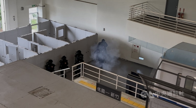 內政部警政署反恐訓練中心特勤人員13日模擬在建築物內部、車廂中排除威脅、解救人質,過程中投擲震撼彈,十分逼真。中央社記者葉臻攝 114年6月13日
