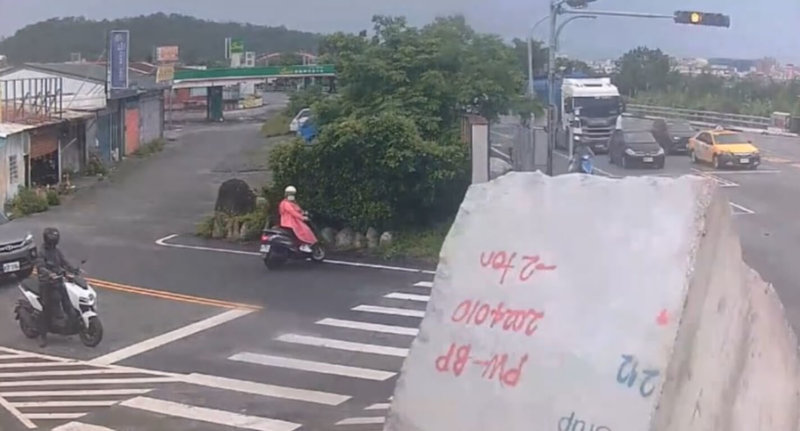 花蓮戴姓男子13日上午駕駛營業半聯結車行經新城鄉新生橋左轉進入台9線時,車上載運石塊被甩飛掉落,將柏油路面砸出一個洞,所幸並未造成人員受傷。(新城警分局提供)中央社記者張祈傳真 114年6月13日