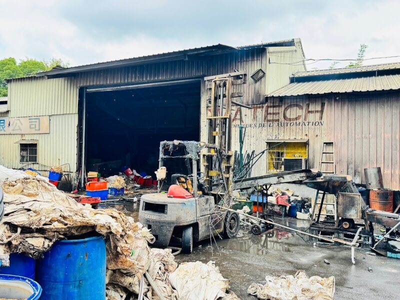 桃園市蘆竹區南山路一段一處飼料廠13日疑似發生氣爆,燃燒戶外廚餘飼料處理設備、面積約20平方公尺,造成6人嚴重燒燙傷送醫、無人死亡。事故原因仍待調查釐清。(翻攝照片)中央社記者葉臻傳真 114年6月13日