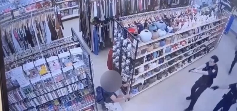 台南吳姓男子12日晚上在永康區某賣場外飲酒又揮舞武士刀,警方趕往拔槍喝止,吳男跑進賣場嚇壞民眾,壓制時疑槍枝走火擊中吳男後頸,送醫手術後轉進加護病房觀察。(台南市警局提供)中央社記者張榮祥台南傳真 114年6月13日