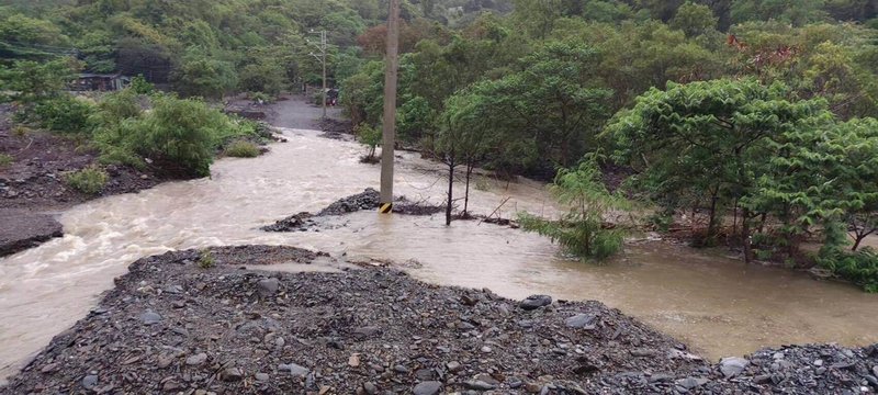 熱帶性低氣壓影響,屏東局部地區豪雨警戒。春日鄉公所13日表示,大雨造成部分部落道路受損,多段道路無法通行。(春日鄉公所提供)中央社記者黃郁菁傳真 114年6月13日