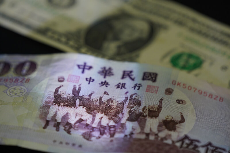 新台幣匯率13日早盤勁揚逾1.5角,最高觸及29.502元,創逾3年的盤中新高紀錄。(中央社檔案照片)