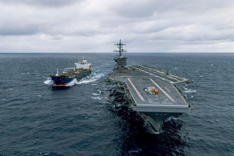 圖為美國海軍航艦華盛頓號日前在菲律賓海加油補給。(圖取自facebook.com/USNavy)